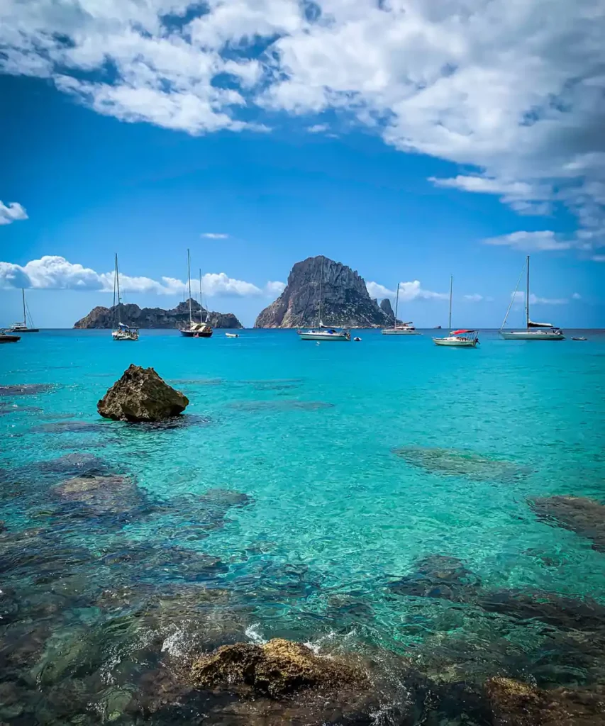 Vista de Es Vedrà y aguas cristalinas en Ibiza