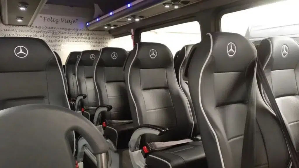 Interior de minibús privado en Ibiza para traslado hasta puerto o embarcación