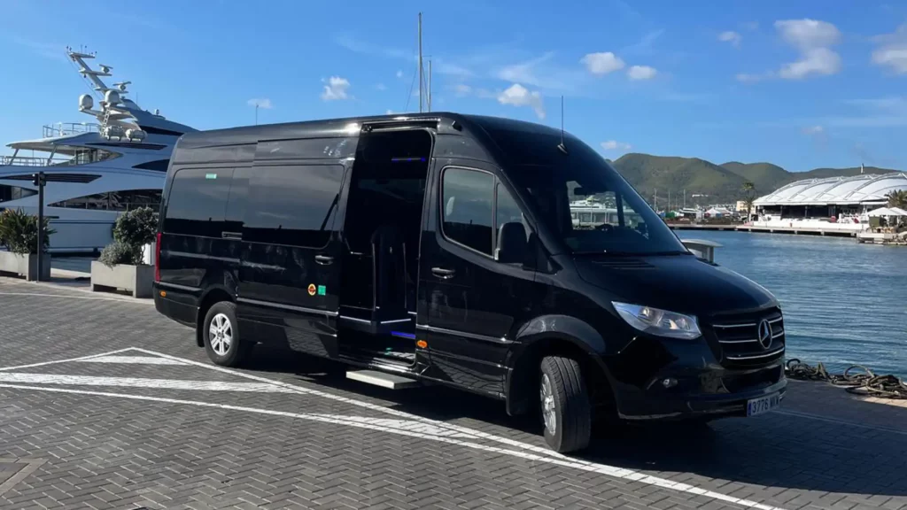 Minibús transfer en Ibiza para traslados al puerto y conexión con servicio de taxi náutico